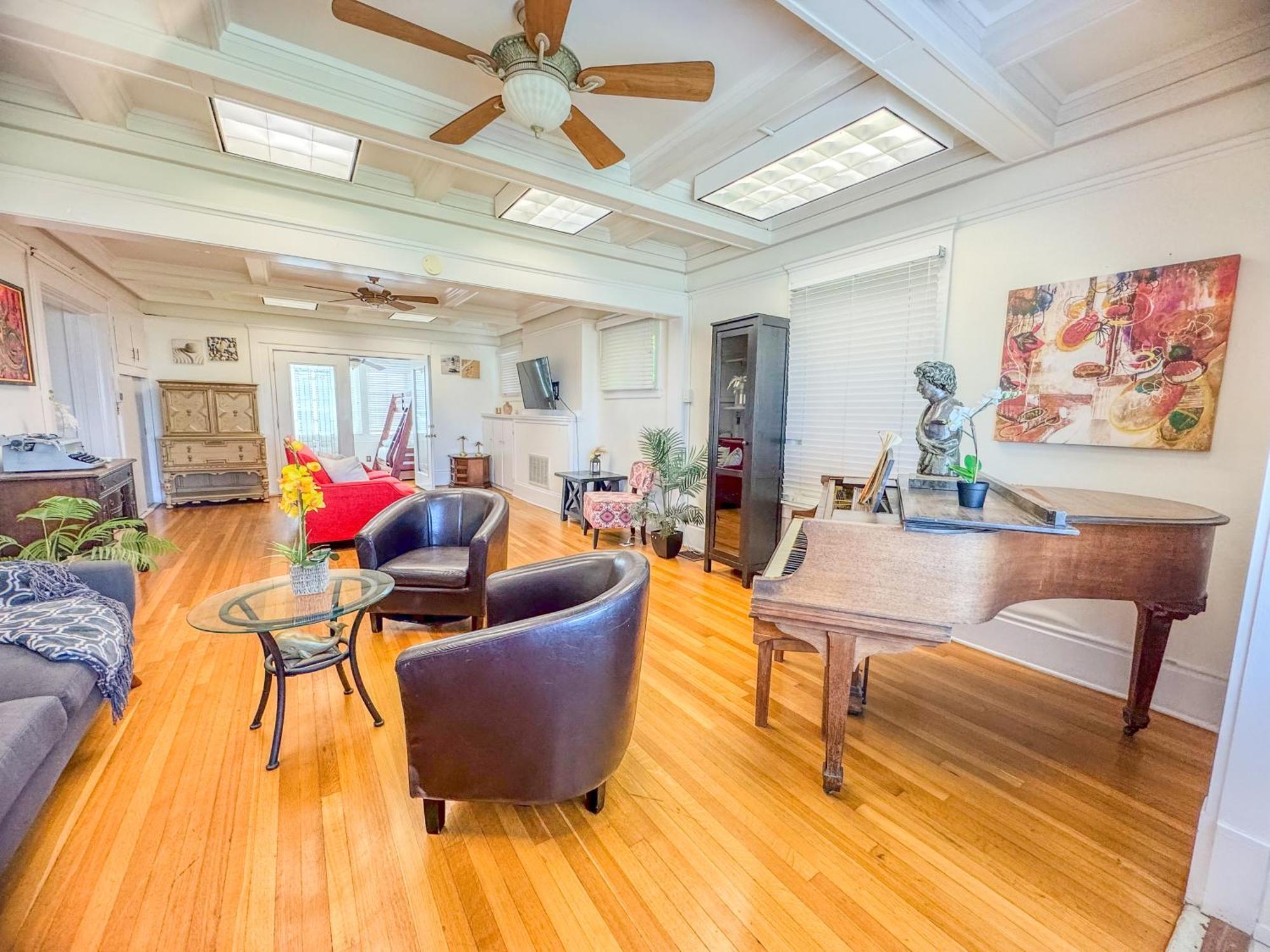 Mayor's Manor; Historic Downtown Mansion Holiday home