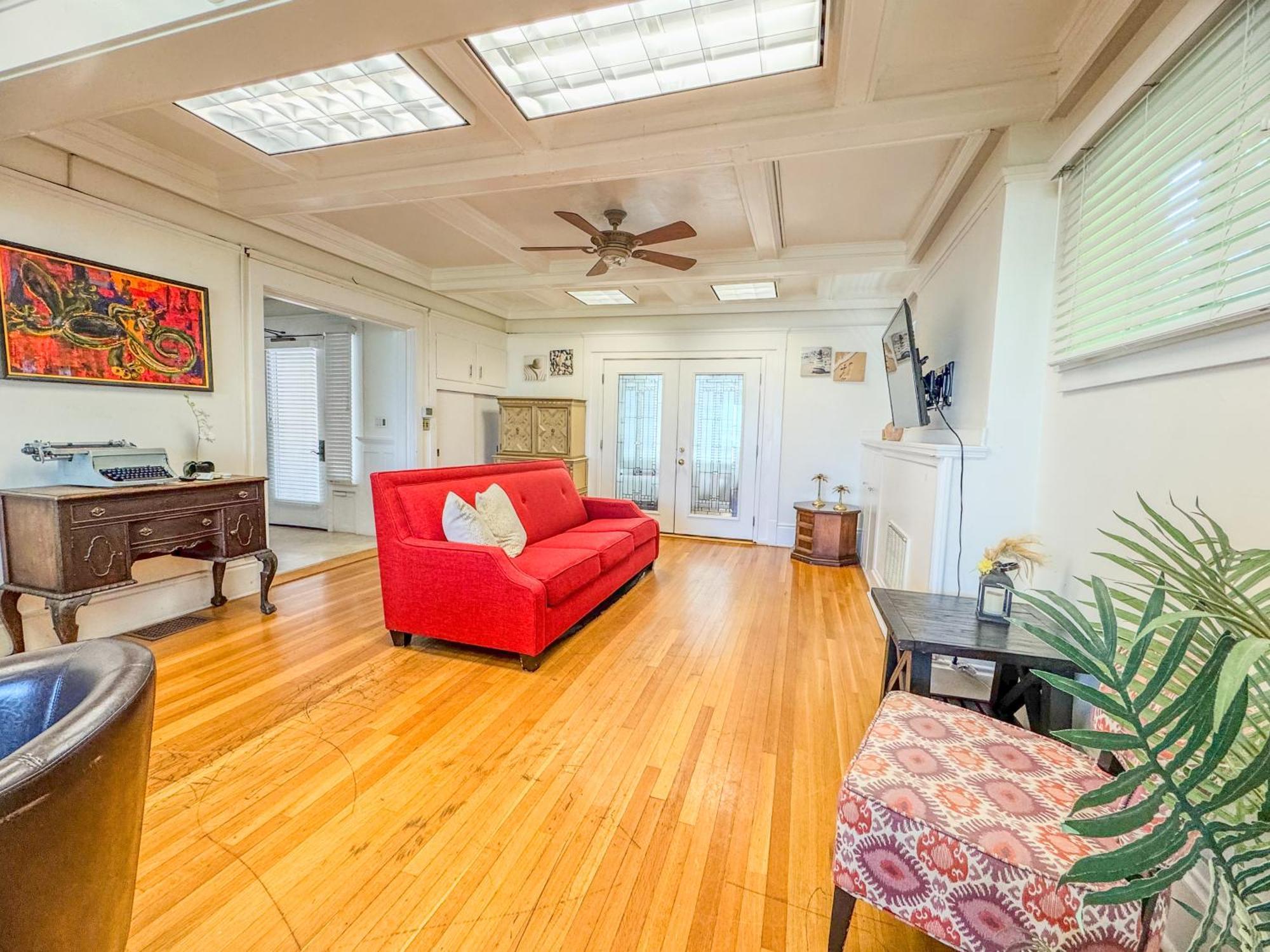Mayor's Manor; Historic Downtown Mansion Holiday home *